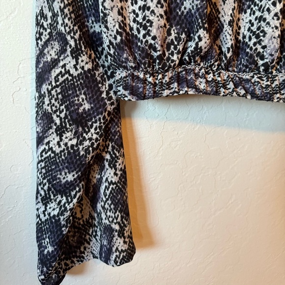 H&M SNAKE PRINT CROSS OVER BLOUSE - Picture 4 of 9